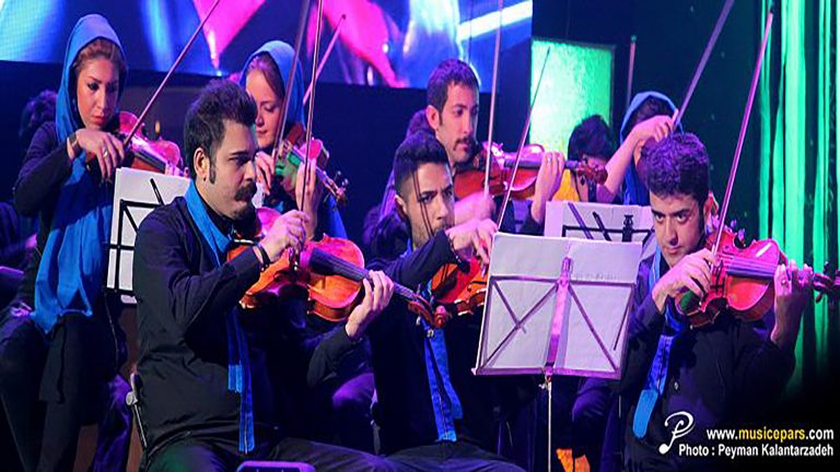 نوازنده ویلن در کنسرت شاهین آرین